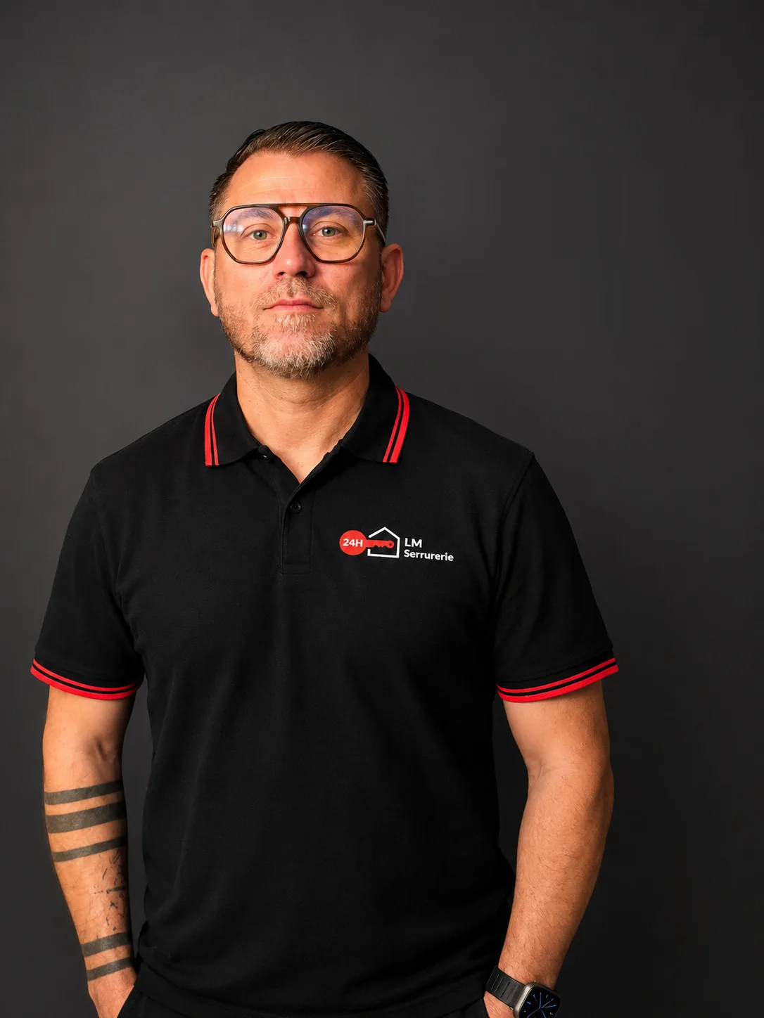Michael Lucas, serrurier, menuisier et vitrier, en polo LM Serrurerie